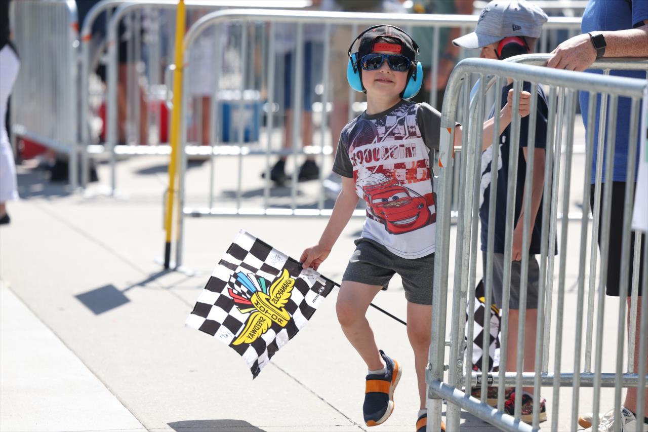 Young fan- Indianapolis 500 Practice - Chris Owens -- Photo by: Chris Owens